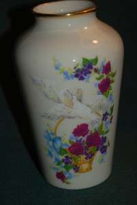 LENOX BIRDS OF LOVE Vase w/ Floral/Love Birds pattern  