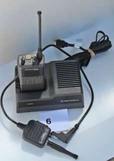 Motorola MT1000 UHF HT Portable Radio   Speaker Mic   Charger   16 