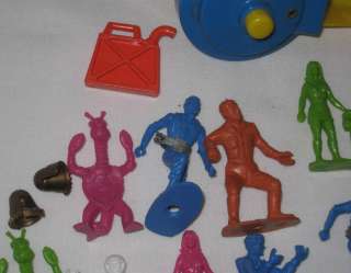 1960s GREAT LOT OF MPC & PLASTIC SPACE FIGURES PLAYSET  